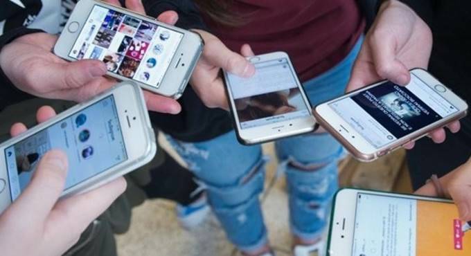 Giovani e cellulari: i rischi per la salute e come evitarli