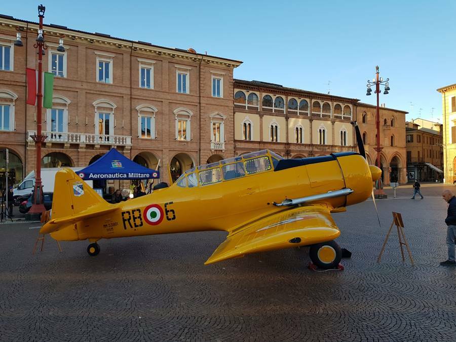 Che spettacolo il T6 North American, l’aereo giallo di via Portuense incanta Forlì