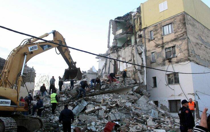 Albania, terremoto di magnitudo 6.5. Almeno 16 morti e centinaia di feriti. Cresce il bilancio delle vittime