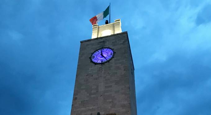 Latina, la Torre civica si illumina di blu per la Giornata Mondiale dell’Infanzia