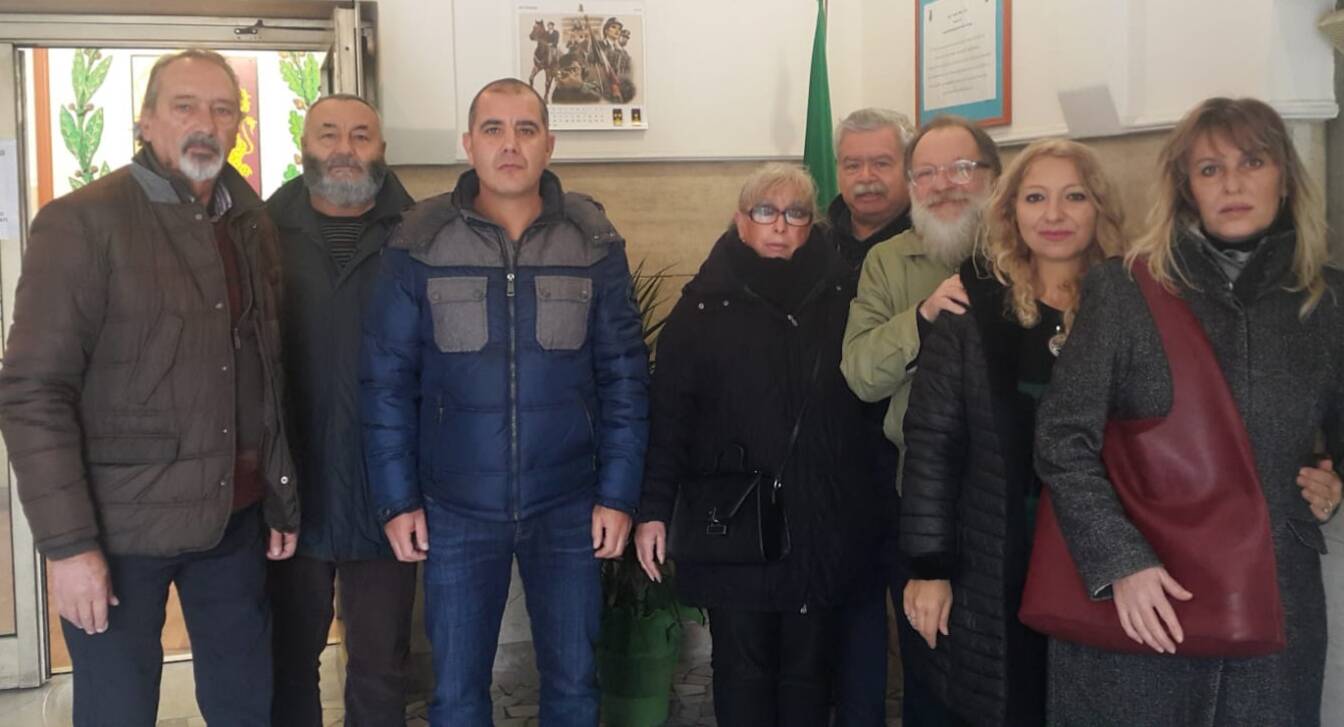 Civitavecchia, i nonni di Pamela Mastropietro donano un omaggio floreale alla Polizia di Stato