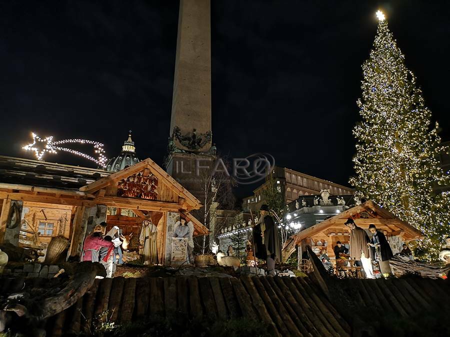 In piazza San Pietro è già Natale: accesi l&#8217;albero e il presepe