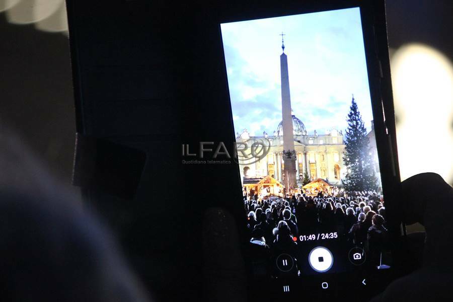 In piazza San Pietro è già Natale: accesi l&#8217;albero e il presepe