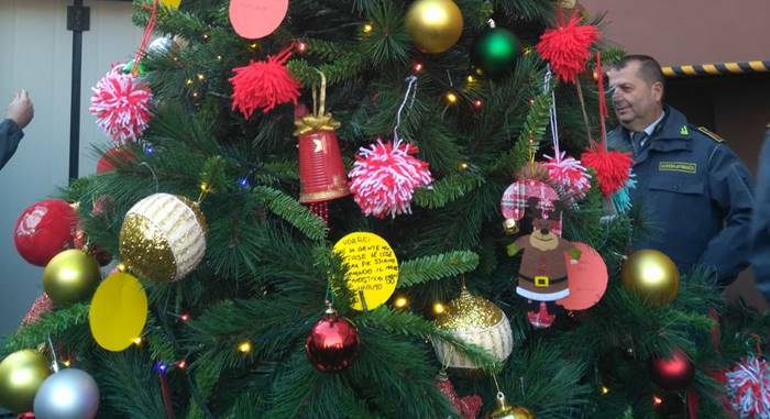Pomezia, nella caserma delle Fiamme Gialle torna l’albero di Natale solidale