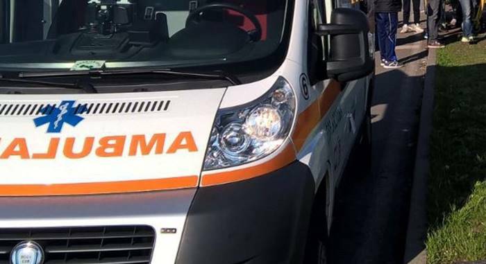 Incidente a Villa Gugliemi, giovane mamma trasportata in ambulanza al Grassi