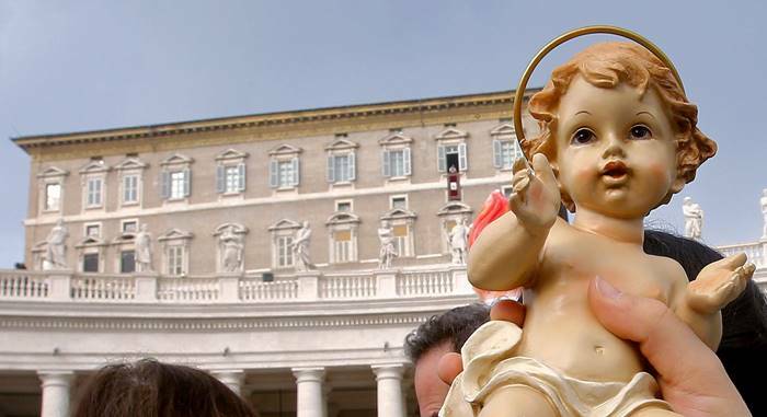 In piazza San Pietro la benedizione dei bambinelli, il Papa: il Natale non è una fiaba
