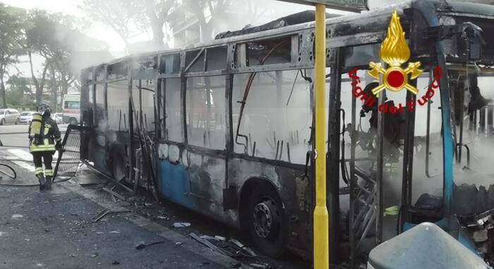 Roma, autobus in fiamme in via Vinicio Cortese: salvi autista e passeggero