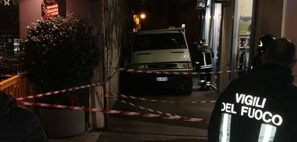 Formia, si apre una voragine: a finirci (quasi) dentro è un camion di Acqualatina