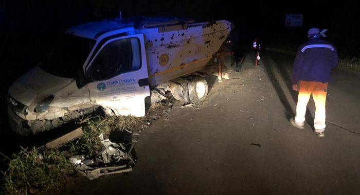 Ardea, frontale all’alba su via Laurentina: auto si scontra con il camioncino dei rifiuti