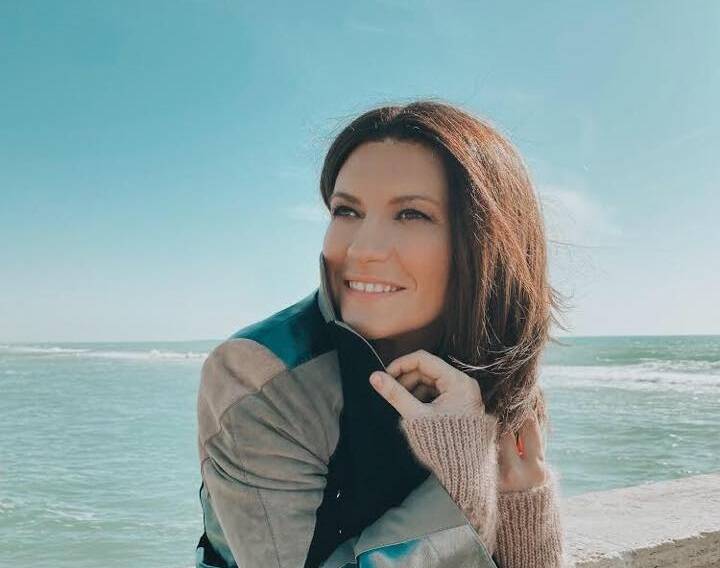 Ostia, Laura Pausini sfida i suoi fans: “Questo è il mio luogo del cuore. Lo riconoscete?”