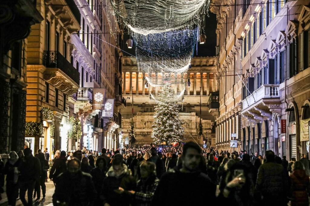 Natale a Roma con “Spelacchio” vocale e via del Corso tra luci e cinema