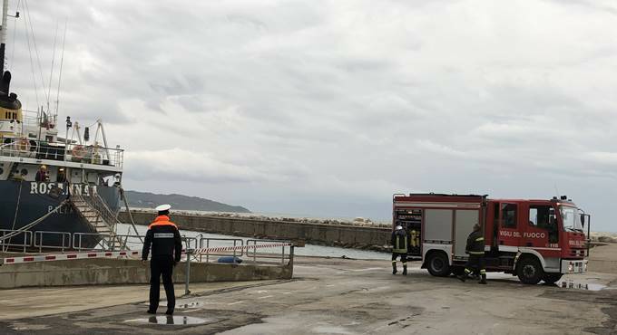 Caos al porto di Formia: in fiamme una barca, ma è un’esercitazione