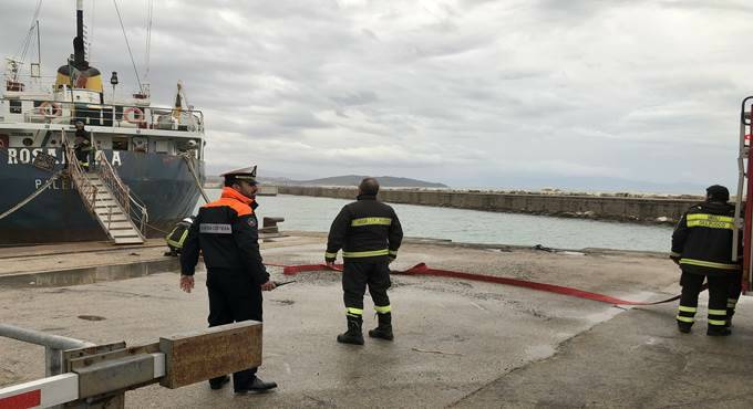 Caos al porto di Formia: in fiamme una barca, ma è un’esercitazione