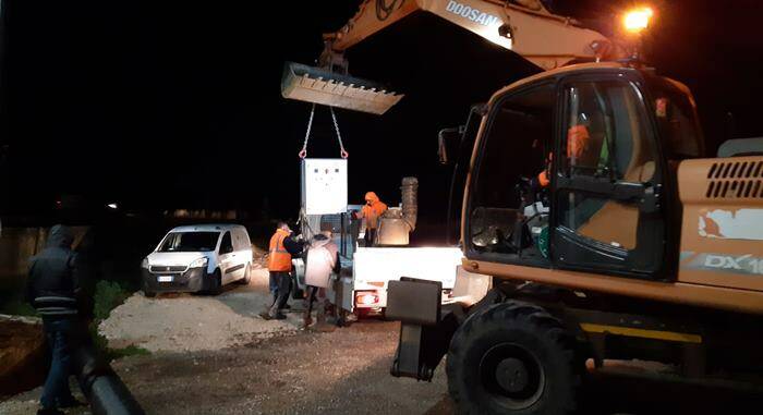 Alberi abbattuti dal vento cadono sui cavi elettrici: idrovore ko nella notte a Latina e Terracina