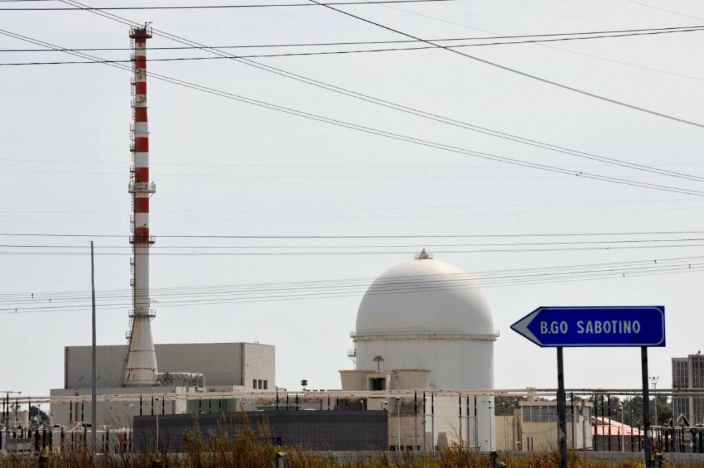 Latina, sotto il terreno dell’ex Centrale nucleare spuntano amianto e plastica