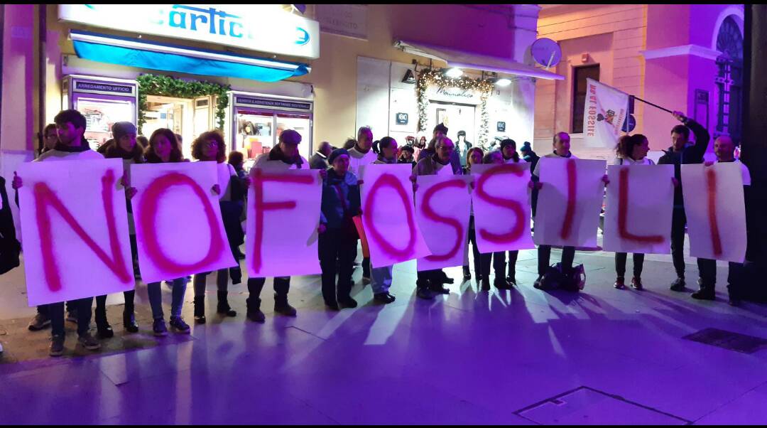 “No inceneritori, No fossili”: le Magliette Bianche scendono in piazza a Civitavecchia