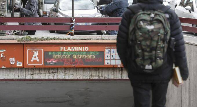 Roma, soldatessa trovata morta nei bagni della metro: chiusa la stazione Flaminio