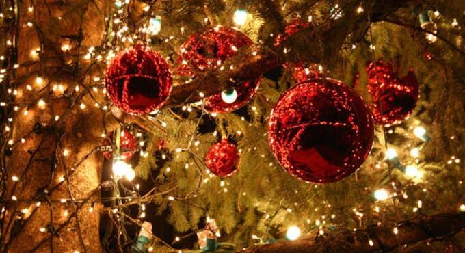 Si accendono le luci di Natale, Selectra: “Quasi 19mila tonnellate di CO2 per la magia delle feste”