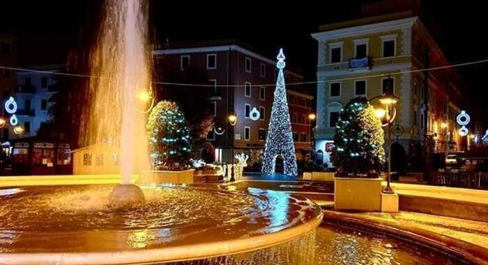 Dal Comune di Anzio 75mila euro per le luminarie di Natale: esplode la polemica