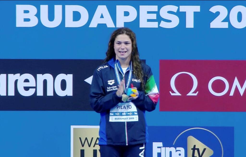 Europei di nuoto, Benedetta Pilato oro nei 50 rana: “Prima medaglia tra i grandi. Speriamo sia l’inizio”