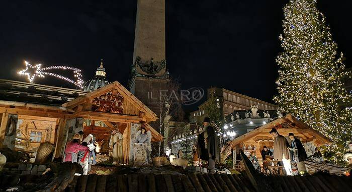 Vaticano, inaugurato il presepe e l’albero di Natale di piazza San Pietro – VIDEO