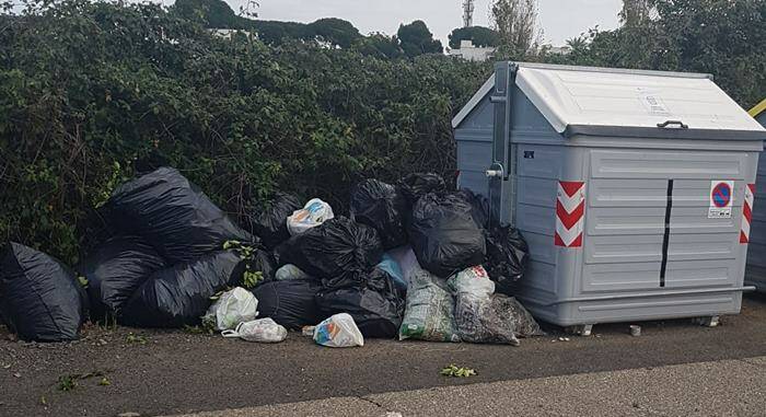 Abbandono di rifiuti in strada, il M5S: “A Montalto Marina un fenomeno fuori controllo”