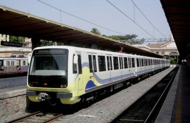 Guasto sulla Metromare, treni fermi per più di un’ora: l’ira dei pendolari