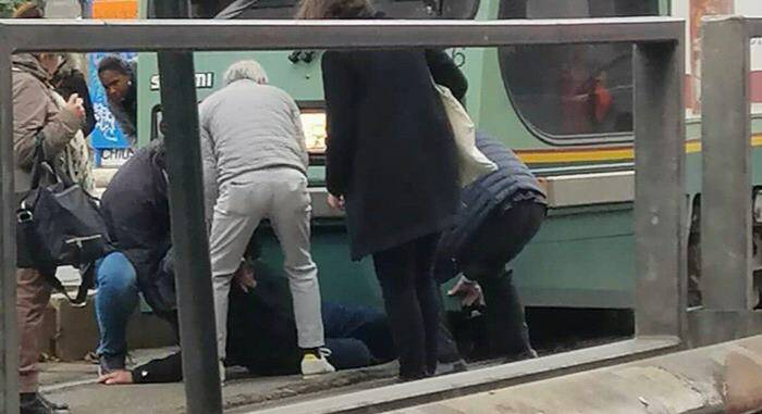 Roma, anziano cade sui binari del tram: salvato dal conducente e dai passeggeri