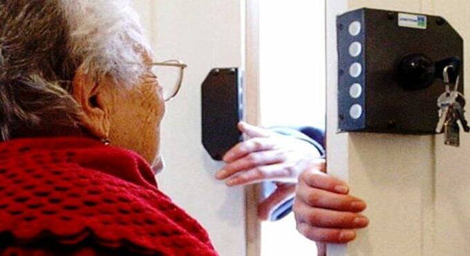 Scauri, anziana truffata e derubata in casa: malviventi in fuga con oltre 3mila euro
