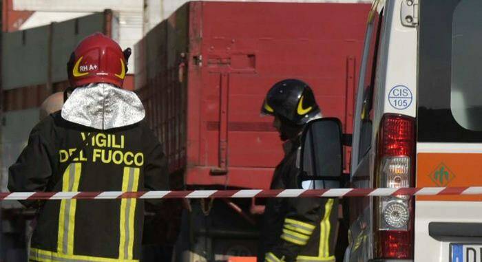 Paura a Civitavecchia, la friggitrice di un bar prende fuoco: i pompieri evitano il peggio