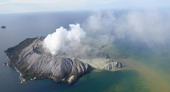 Nova Zelanda, erutta il vulcano Waakari di White Island: morti e feriti