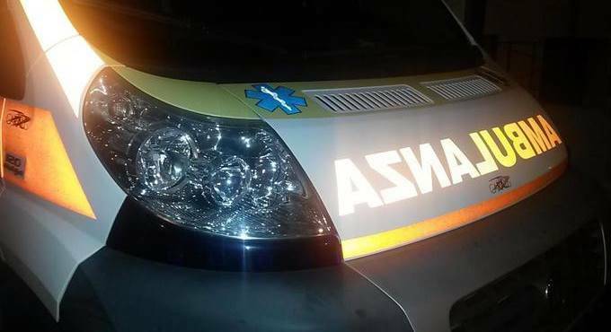 Incidente su via Pratica di Mare, si schianta contro un palo: 24enne di Ardea in fin di vita