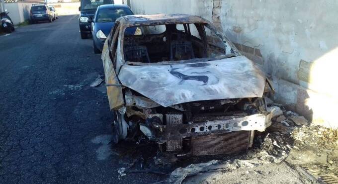 Auto in fiamme a Fiumicino, parla il proprietario: “La verità è un’altra”