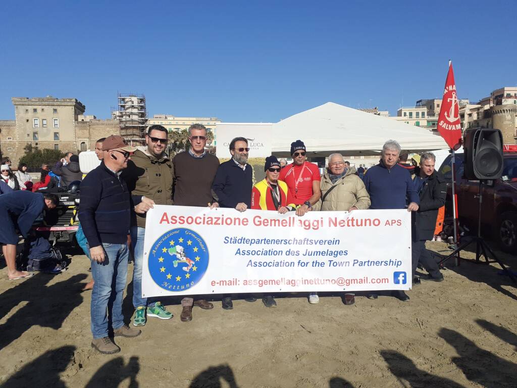 Nettuno, in tanti sulla spiaggia per il tradizionale bagno di Capodanno