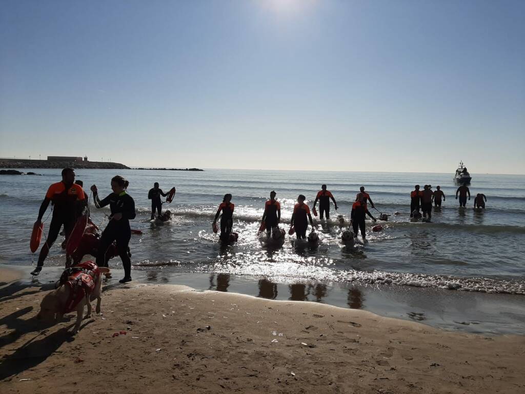 Nettuno, in tanti sulla spiaggia per il tradizionale bagno di Capodanno