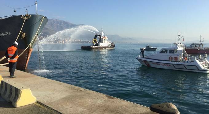 A fuoco un’imbarcazione nel porto di Gaeta, ma è un’esercitazione della Guardia Costiera