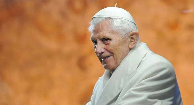 Ratzinger ammalato, il Vaticano: “Condizioni stazionarie: continua a concelebrare messa”