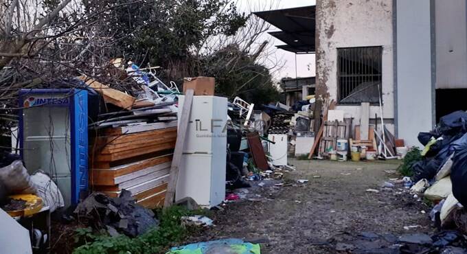 Via della Scafa: vetri come ghigliottine, discariche come collinette…. ma nessuno vede