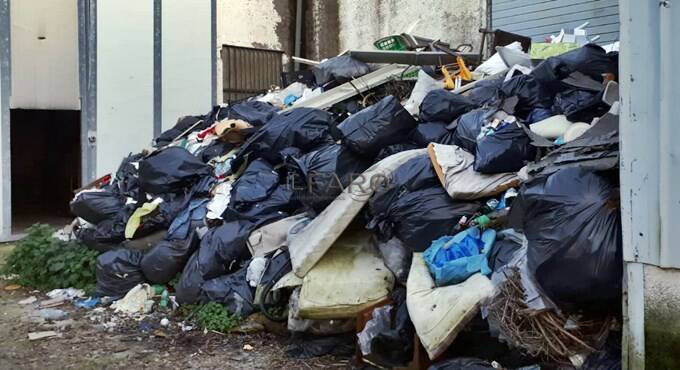 Via della Scafa: vetri come ghigliottine, discariche come collinette…. ma nessuno vede