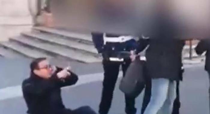 Roma, consigliere comunale aggredito dagli ambulanti: colpito da una testata – VIDEO
