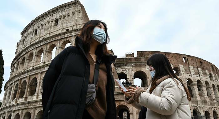 Mascherine all’aperto in tutta Italia e Green pass ridotto a 6 mesi: le nuove regole