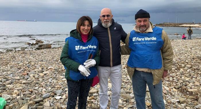 Civitavecchia: cittadini e volontari ripuliscono la spiaggia dai rifiuti