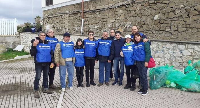 Civitavecchia: cittadini e volontari ripuliscono la spiaggia dai rifiuti