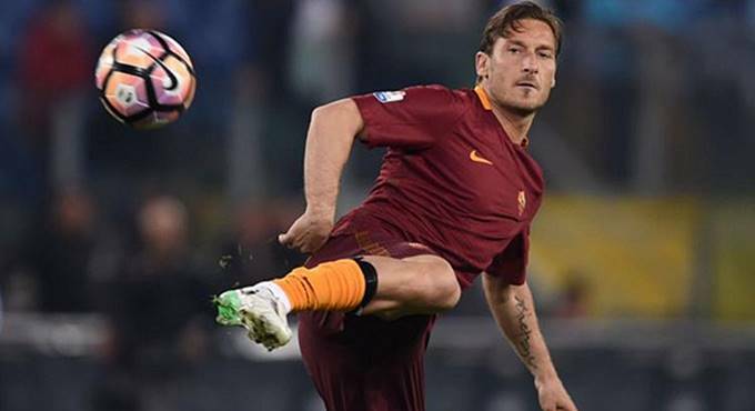 Francesco Totti compie 45 anni: l’omaggio della As Roma