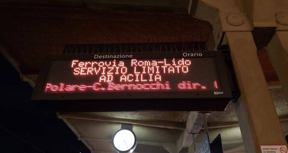 Roma-Lido, treno guasto a Ostia Antica: linea interrotta