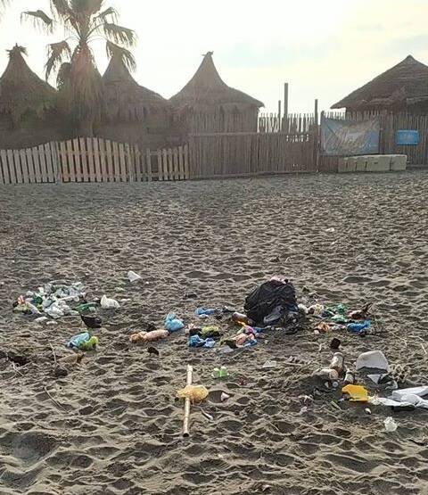 Ostia, scempio sulle spiagge libere: rimossi i cassonetti e rifiuti gettati sull’arenile