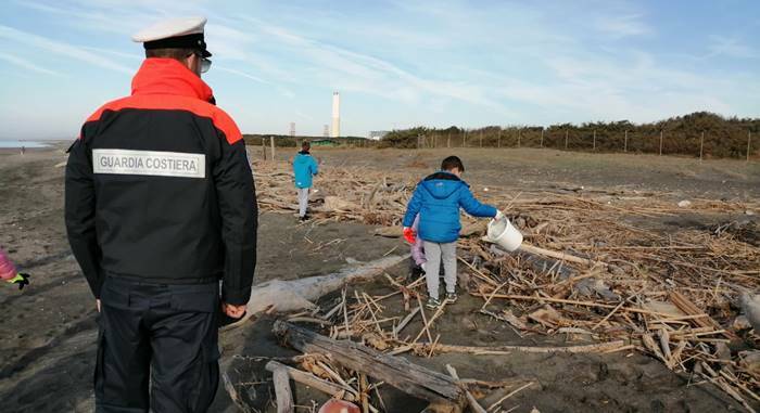 I piccoli studenti di Montalto e gli uomini della Guardia Costiera ripuliscono le spiagge dalla plastica
