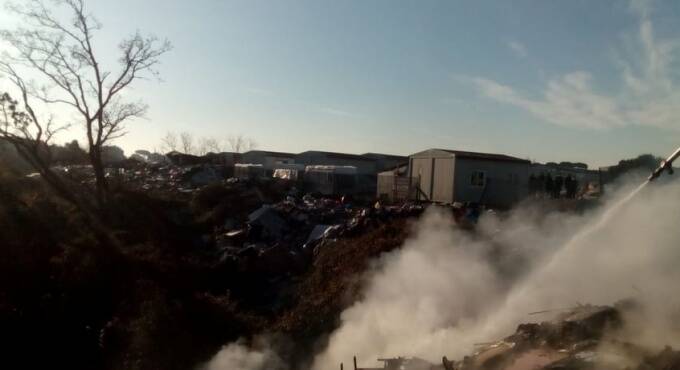 Ancora fiamme nel campo rom di Castel Romano