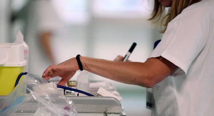 Divise “sexy” alle infermiere negli ospedali del Lazio, esplode la polemica