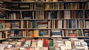 Librerie in crisi, oltre 2300 chiuse negli ultimi 5 anni: “È la Caporetto della cultura”